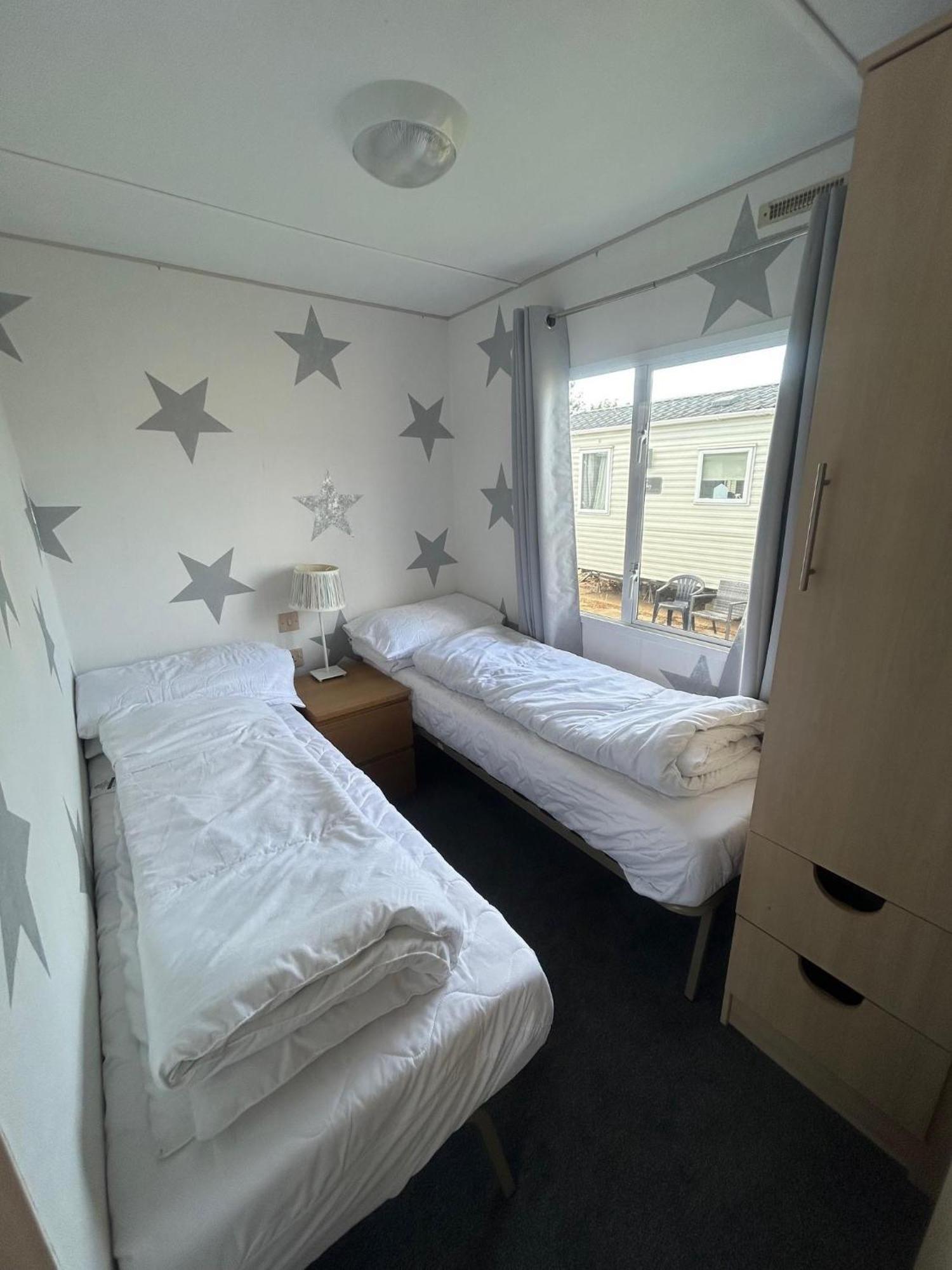 6 Berth Caravan For Hire By The Beach In Heacham, Norfolk Ref 21038C Экстерьер фото
